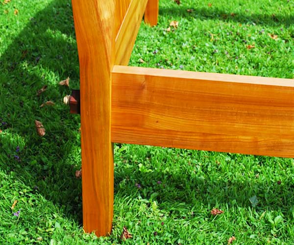 Bett mit sichtbarer Schraubverbindung in Kirsch